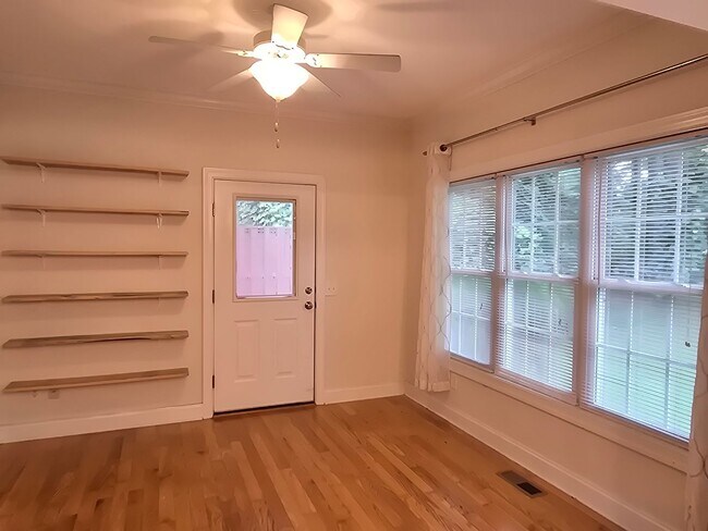 Building Photo - NEW LISTING!!!!!