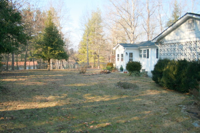 Building Photo - 2 Bedroom house in Hendersonville!!