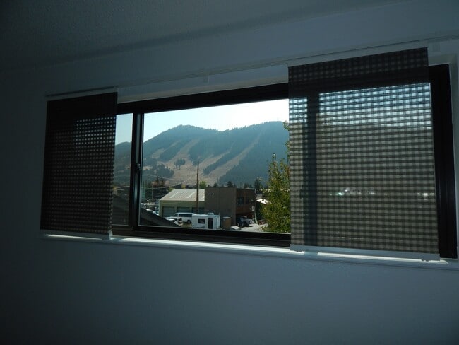 Building Photo - 355 W Deloney Ave