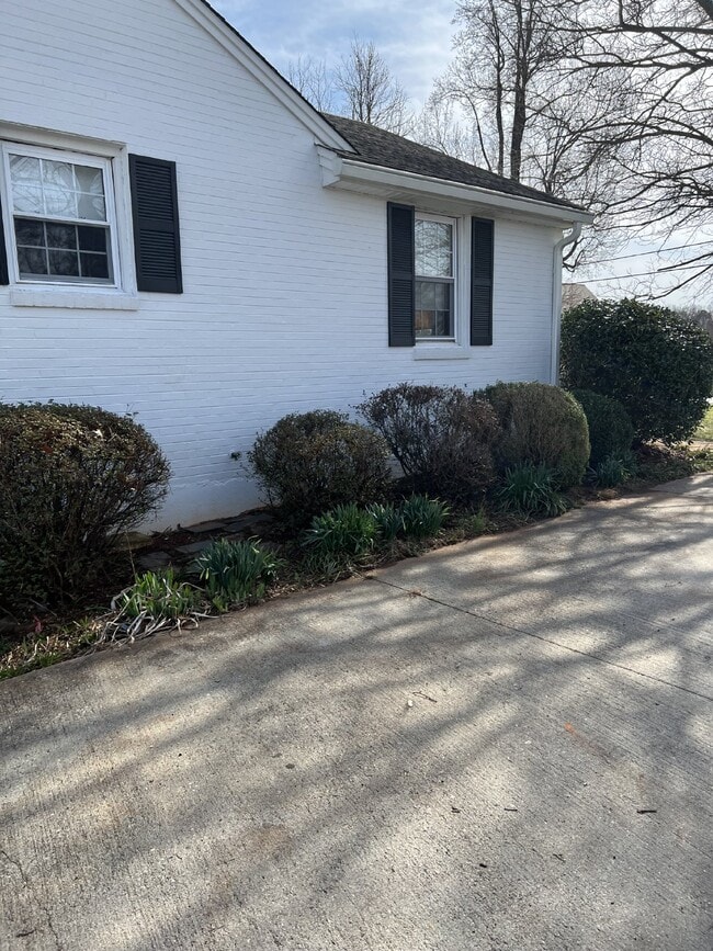 Building Photo - 3 Bdrm / 2 Bath House on a Corner Lot. Clo...
