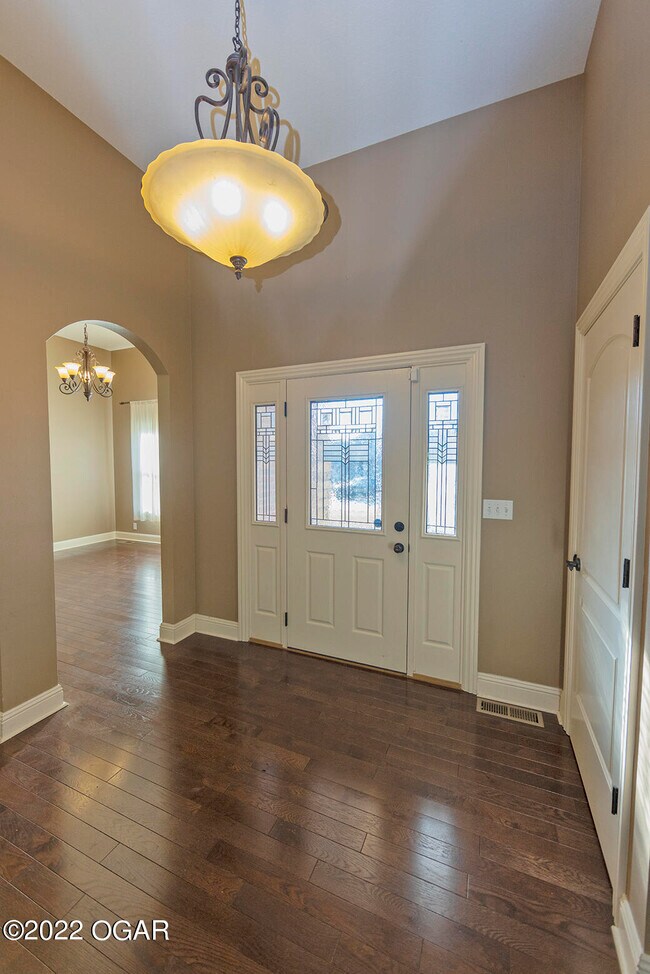 Building Photo - 2709 Summit Dr