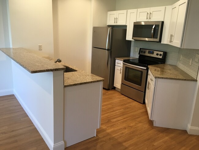 Building Photo - Red Oak at 875 Elm Street