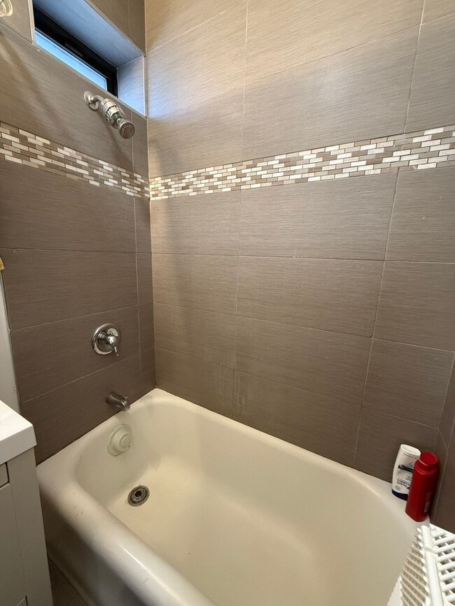 Building Photo - 627 W Roscoe St