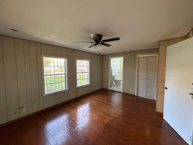 Building Photo - $500 OFF FIRST MONTH'S RENT IF MOVED IN BY...