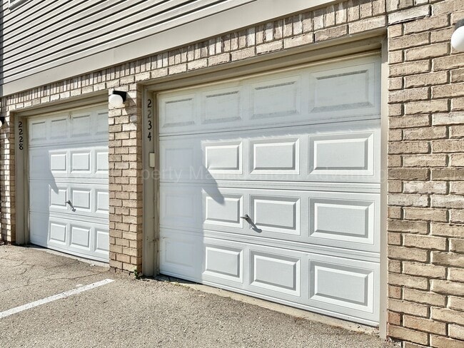 Building Photo - Spacious 2 Bed Condo with Attached Garage