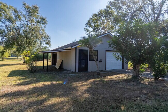 Building Photo - Country-Style Sarasota Living on a Full Acre - Pool Home with Oversized Workshop — Move-In Ready Now