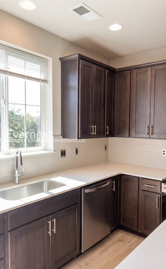 Building Photo - 2-Bed/2.5-Bath Townhome/Voucher Accepted