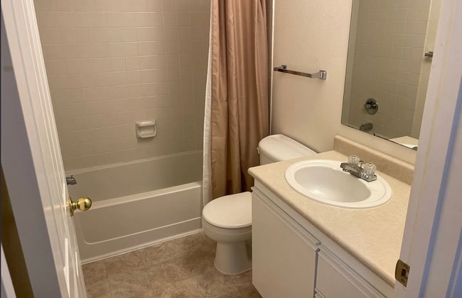 Building Photo - Private End-Unit Condo in Southeast Boise ...