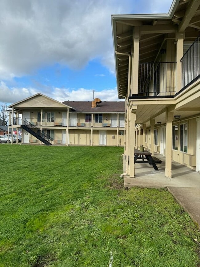 Building Photo - Renovated 2 bedroom Apartments available! ...