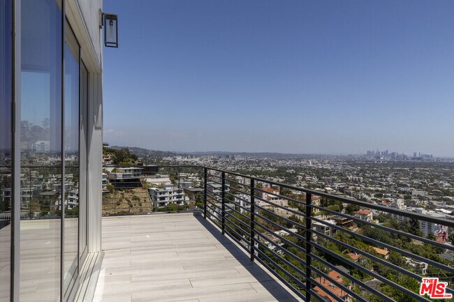 Building Photo - 8650 Hollywood Blvd