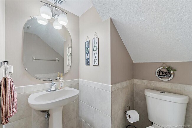 Building Photo - 728 NW Waterlily Pl