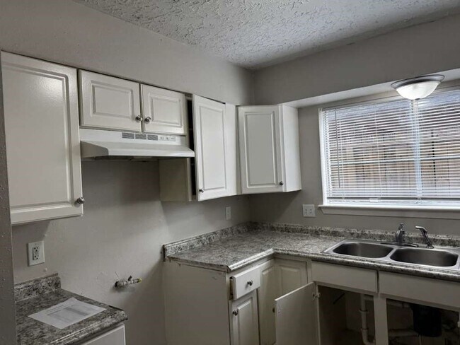 Building Photo - 327 Oakdale Dr