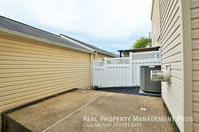 Building Photo - 25488 Freda Ln