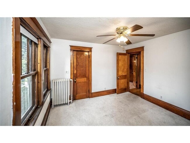 Building Photo - August 1st 2026- Large 5 Bedroom Single Fa...