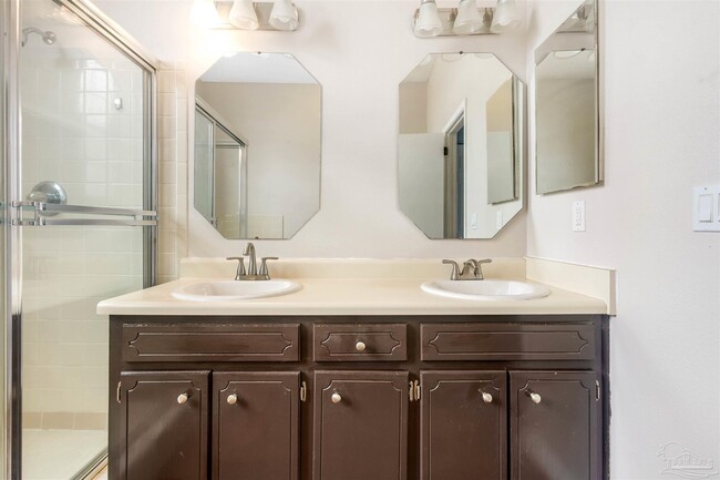 Building Photo - 2060 Cambridge Cir