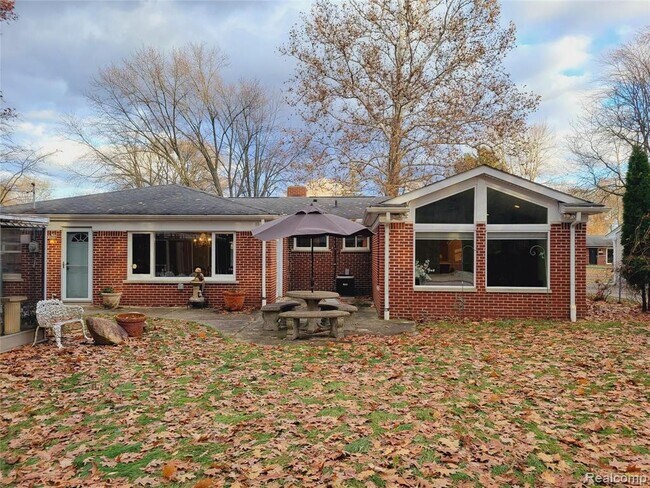 Building Photo - 18311 Norwich Rd