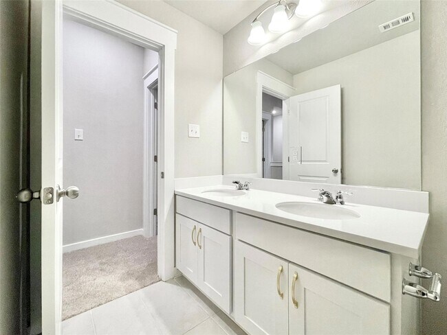 Building Photo - 2415 Lakey Cv