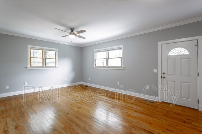 Building Photo - 513 Lytle St
