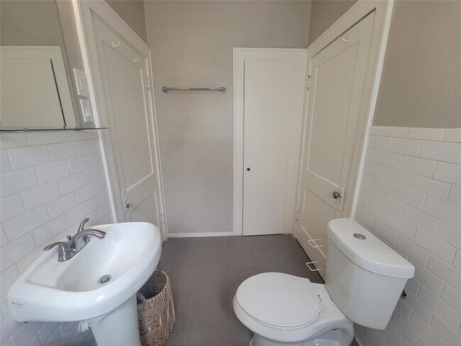 Building Photo - 2406 Huldy St