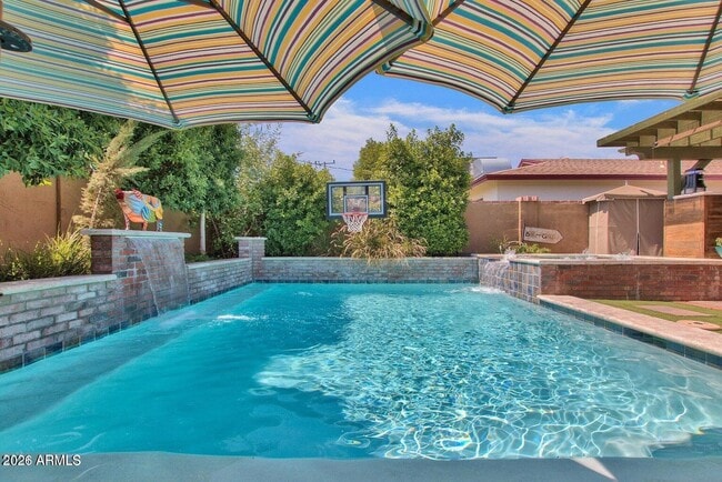 Building Photo - 6621 E 4th St