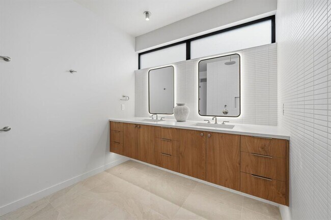 Building Photo - 1403 Barton Hills Dr