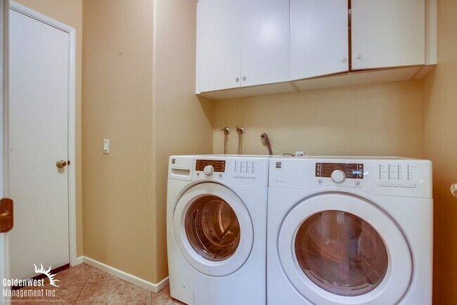 Building Photo - Stunning 3Bdm 2.5Ba Townhome in Carmel Valley