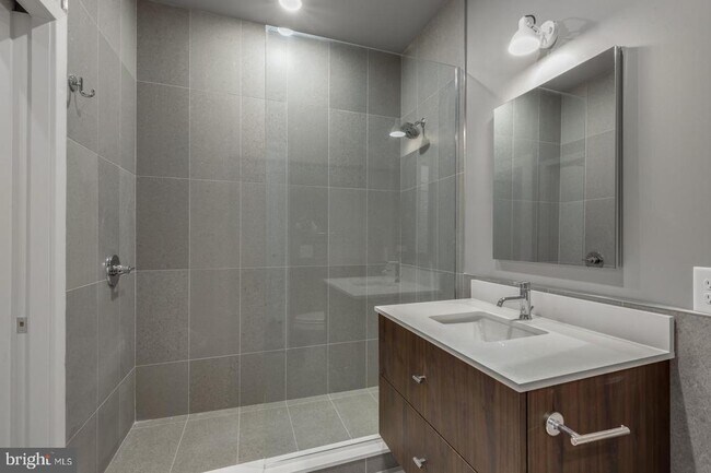 Building Photo - 525 N 41st St