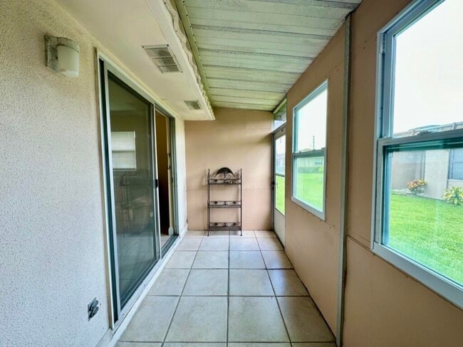 Building Photo - 301 Seville Dr