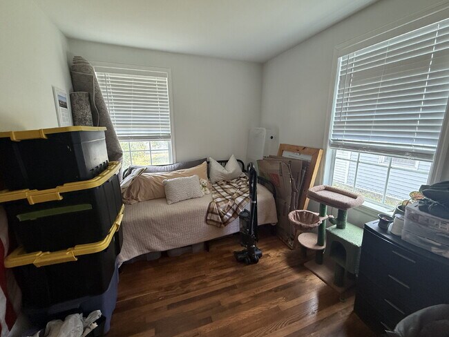 Building Photo - AVAILABLE EARLY JULY:  UPDATED 2 BEDROOM 1...