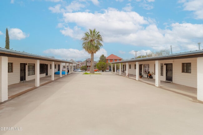 Building Photo - 1210 N Florence St