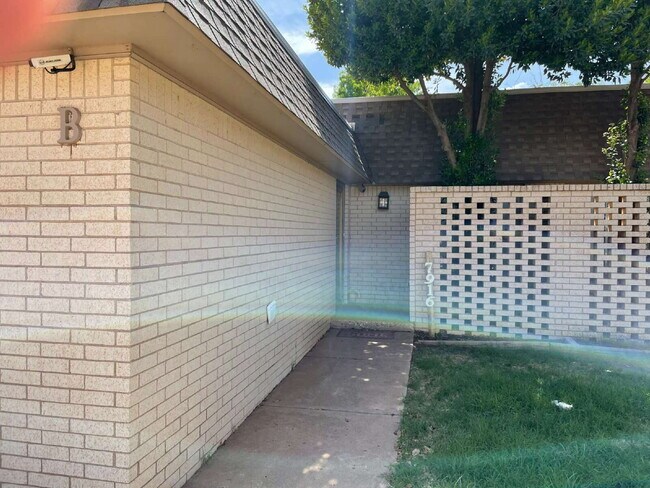 Building Photo - 2 bed 2 bath in an excellent southwest Lubbock location.