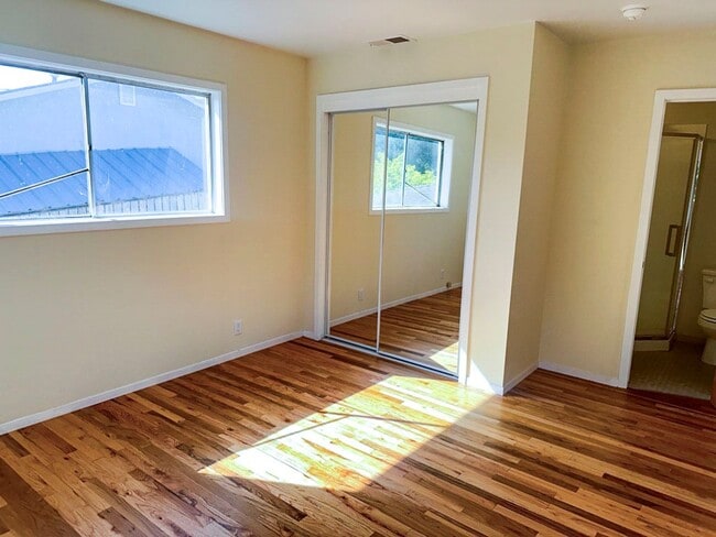 Building Photo - Pet-Friendly 3/2 Home Has A Spacious Layout & Recent Renovations Throughout!