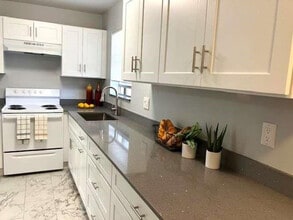 Building Photo - 317 Lake Evelyn Dr