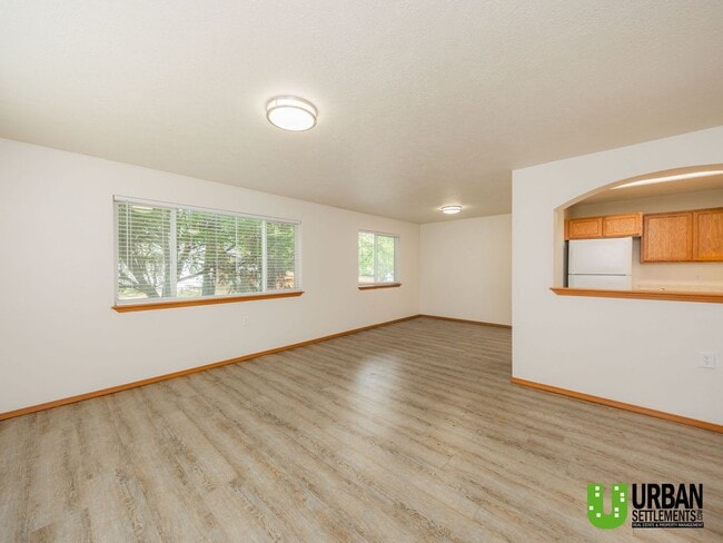 Building Photo - Spacious, clean, modern 4bd/2bth