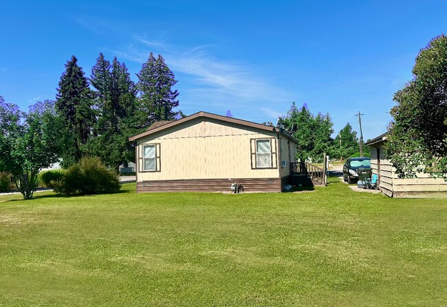 Building Photo - Charming 3 Bedroom Home in Quiet, Tree Lined Neighborhood