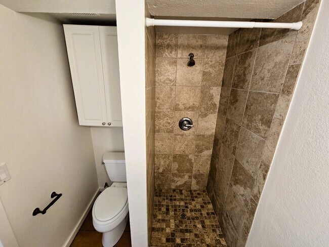 Building Photo - **$500 OFF 1ST MO RENT** 1BD/1BA with priv...