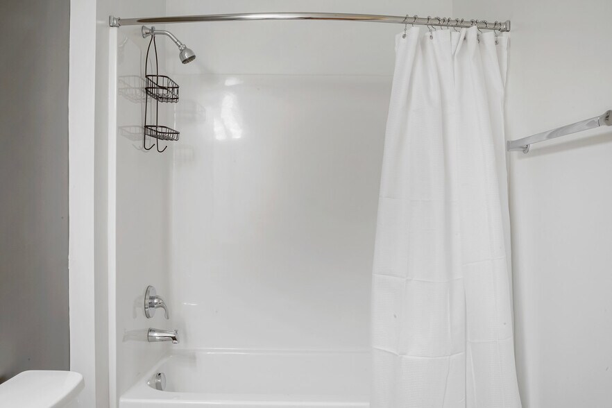 Building Photo - 624 Yale Ave N