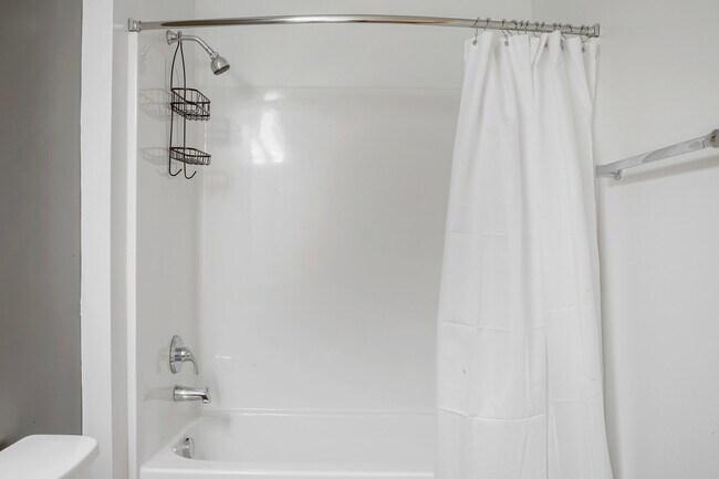 Building Photo - 624 Yale Ave N