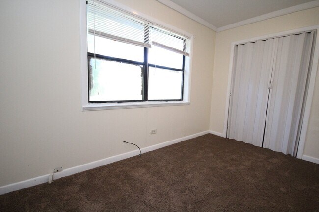 Building Photo - 2BR/1BA Pet-Friendly Duplex in SW Pensacol...