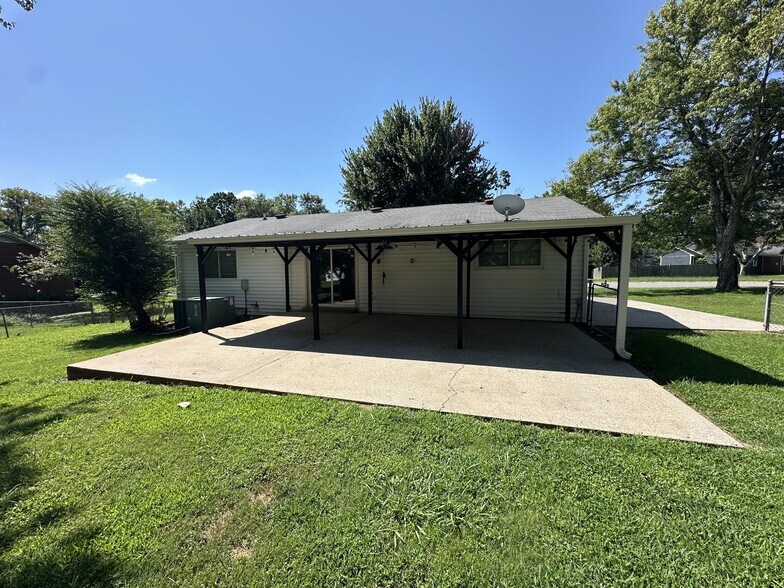 Building Photo - 116 SE Springdale Dr