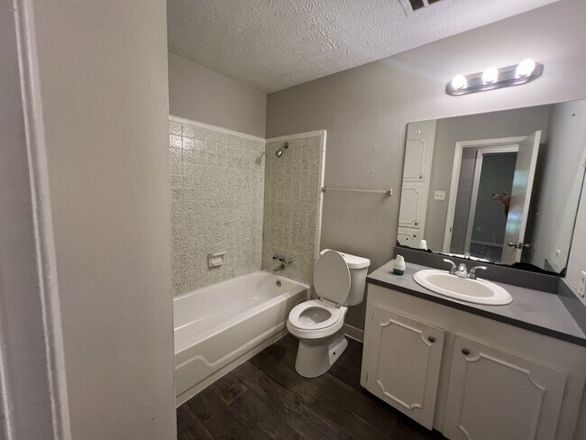 Building Photo - 2915 Longwood Dr