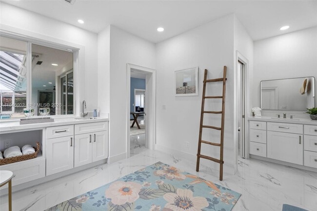 Building Photo - 17 Surrey Rd