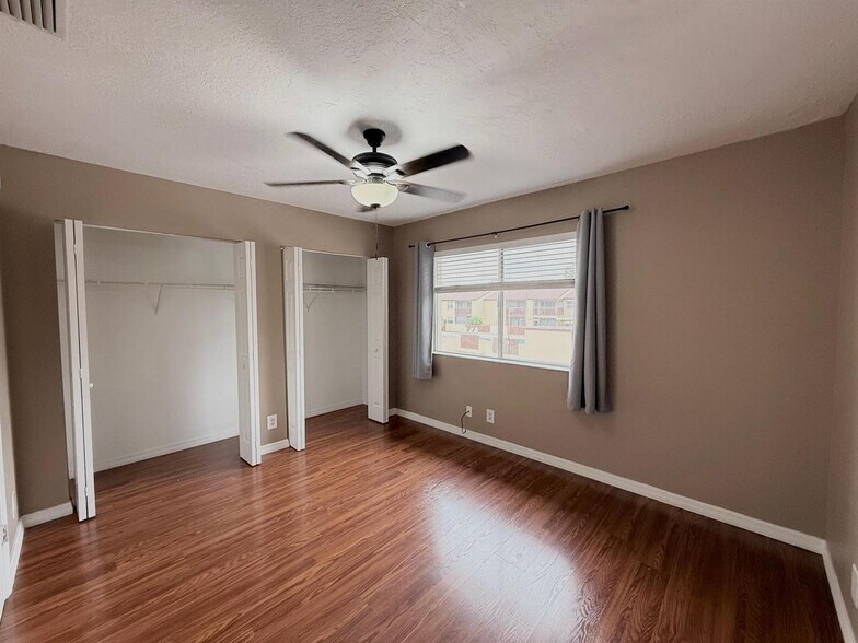 Building Photo - 1910 Lakeview Dr W