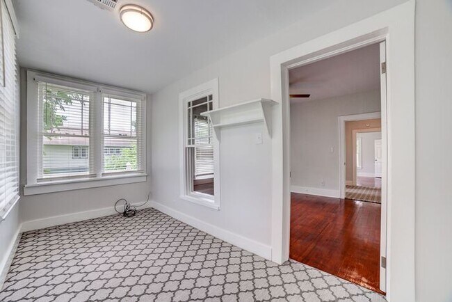 Building Photo - 2/1 Bright and Cheery Home Right Off Downtown!