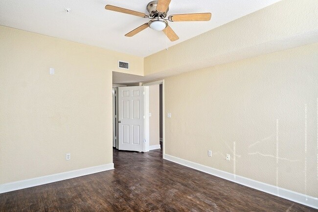Building Photo - Renovated 1 Bedroom 1 Bathroom Condo with ...
