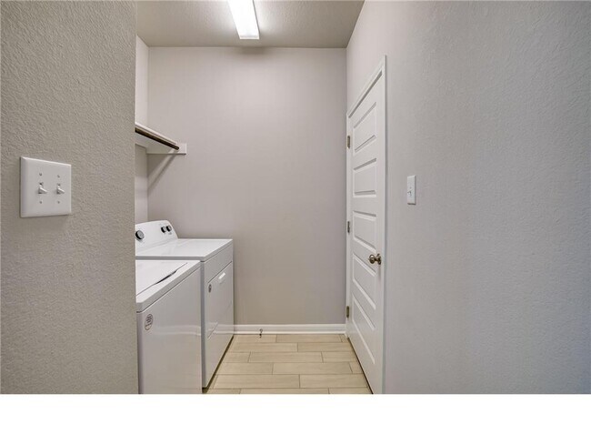 Building Photo - 237 Unforgiven Ln