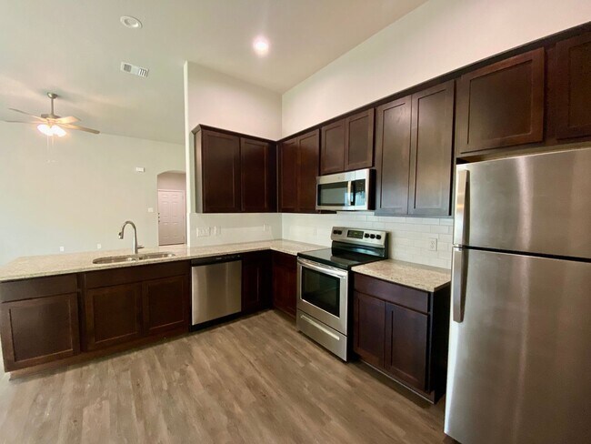 Building Photo - Luxury Duplex in Seguin!