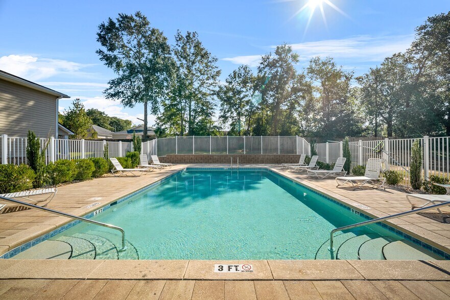 Building Photo - 833 Arbor Lake Dr