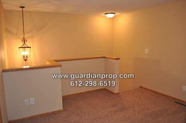Building Photo - Townhouse Available July 1, Open Floor Pla...