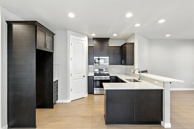 Building Photo - Brand New Townhome in Pleasant Valley Vill...